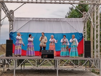 
В парке "Аллея Героев" прошел концерт, посвященный Дню флага Российской Федерации
