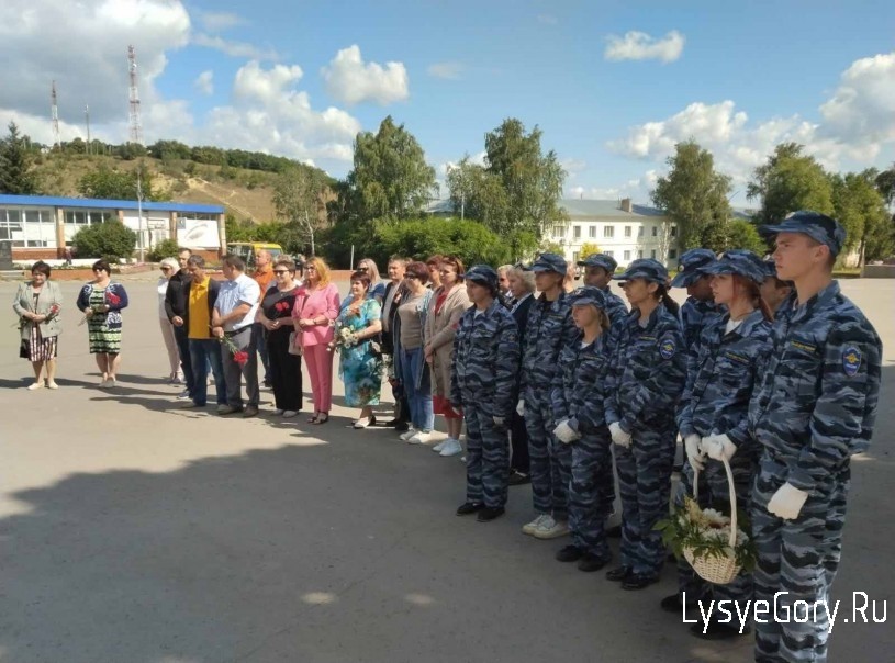 
В Лысых Горах юные друзья полиции приняли участие в памятных мероприятиях
