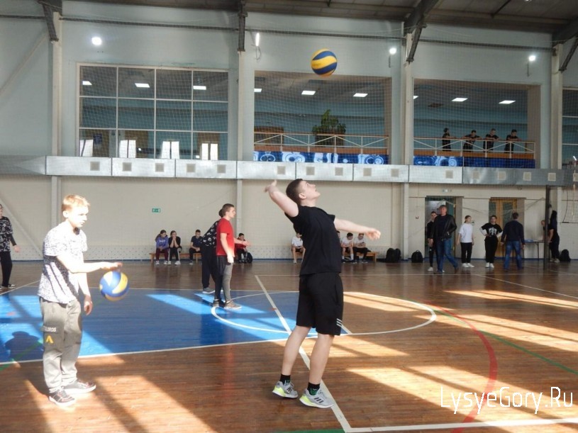 
На базе ФОК «Олимп» прошел районный этап по волейболу среди школьных команд в рамках Президентских