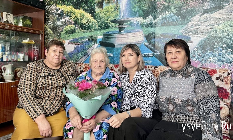 
В селе Бутырки поздравили с Днем матери Антонину Ивановну Николаеву, мать погибшего воина-интернац