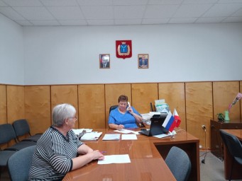 
Глава Лысогорского района Валентина Фимушкина провела прямую телефонную линию
