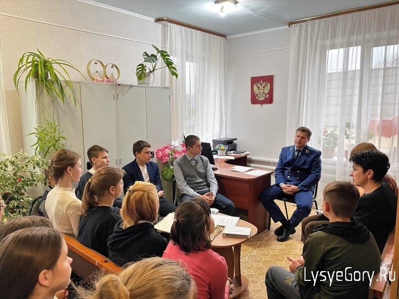 
В отделе ЗАГС по Лысогорскому району состоялся круглый стол «Я и мои права», участниками которого 