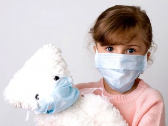 Роспотребнадзор: Использование одноразовой маски снижает вероятность заражения гриппом, коронавирусо