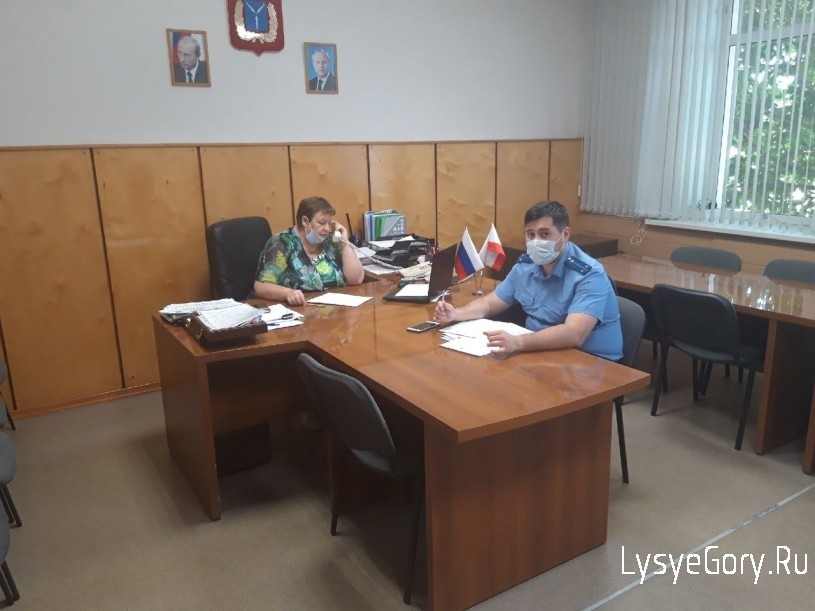 
Прямая телефонная линия с главой Лысогорского муниципального района и представителями прокуратуры 