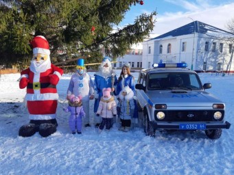 Полицейский Дед Мороз продолжает поздравлять детей Лысогорского района с новогодними праздниками