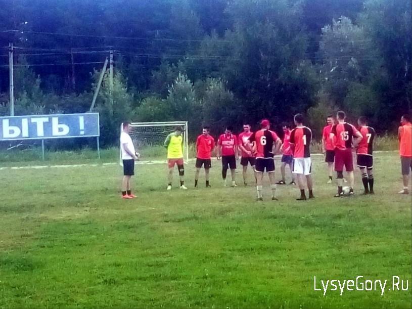 
В День молодежи в Лысых Горах прошел турнир по футболу среди взрослых команд
