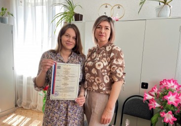 
Людмила Куторова торжественно вручила свидетельство о рождении ребенка молодой семье Пасечных
