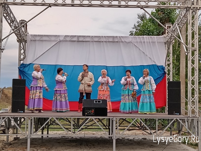 
В парке "Аллея Героев" прошел концерт, посвященный Дню флага Российской Федерации
