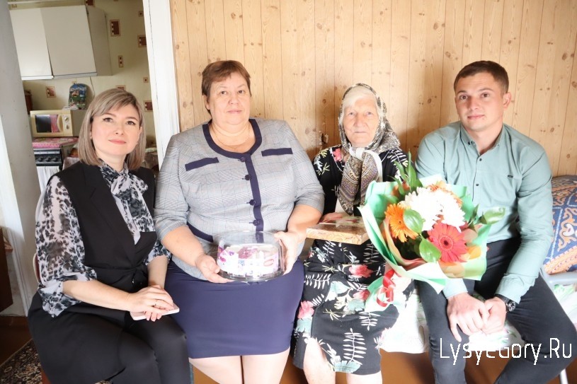 
Жительницу поселка Барсучий Раису Андреевну Самарову поздравили с 90-летием
