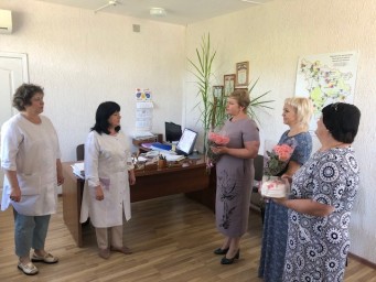 
Заместитель главы администрации Лысогорского района совместно с работниками культуры выразили благ