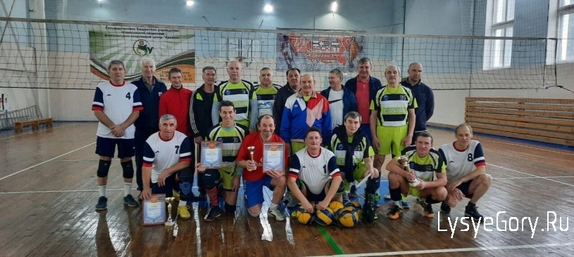 
В Лысых Горах прошел новогодний турнир по волейболу среди ветеранов спорта
