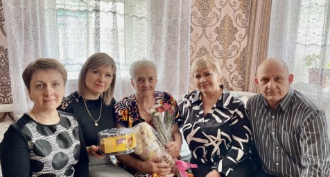 
Поздравления, цветы, подарки и безграничное уважение принимала Лысогорская долгожительница, тружен