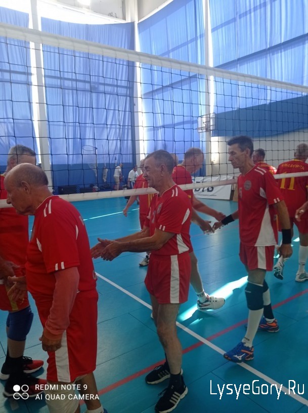 
Житель Лысых Гор принял участие во Всероссийских соревнованиях по волейболу среди ветеранов спорта
