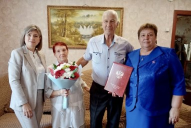 
В Лысых Горах поздравили с "золотой свадьбой" семью Митрофановых
