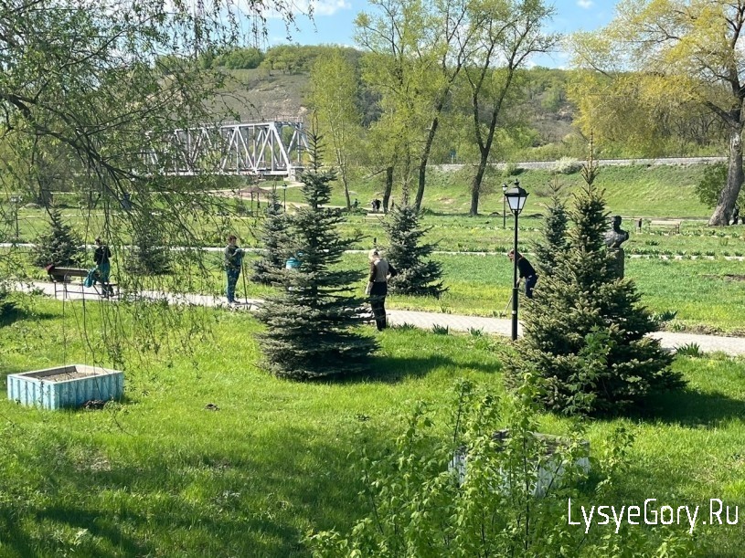 
В преддверии Праздника весны и труда в Лысогорском районе прошли субботники
