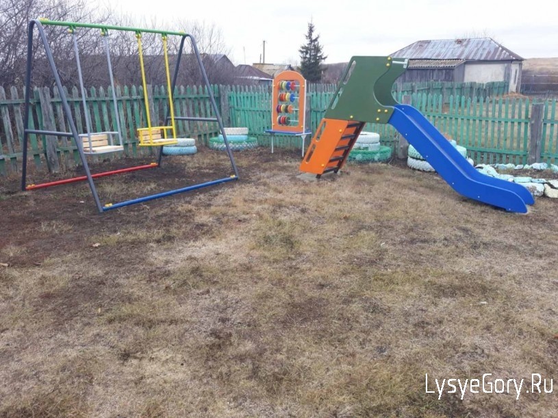 ​Новые игровые площадки установлены в пяти детских садах района