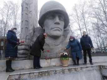 
Возложение цветов к памятнику "Воинам-лысогорцам"
