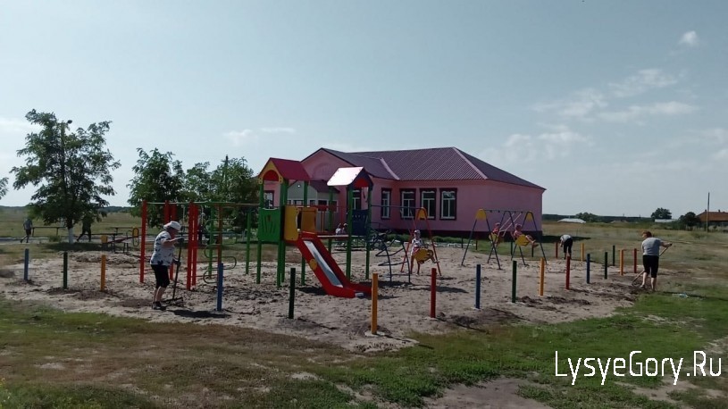 
В селе Чадаевка установили детскую площадку
