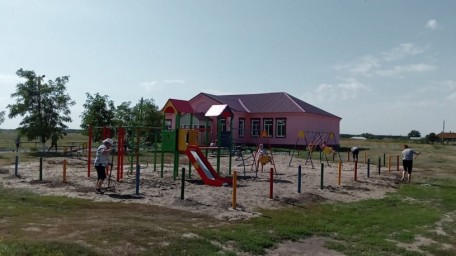 
В селе Чадаевка установили детскую площадку
