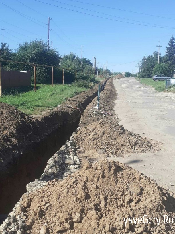 
По улице Первомайской в Лысых Горах ведутся работы по замене водопровода
