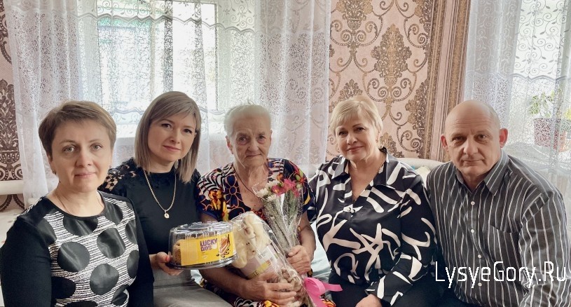 
Поздравления, цветы, подарки и безграничное уважение принимала Лысогорская долгожительница, тружен