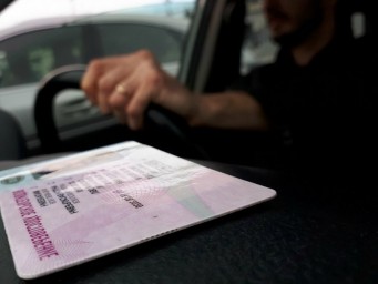 
​ Гражданам, имеющим право обмена иностранных водительских удостоверений на российские в особом по
