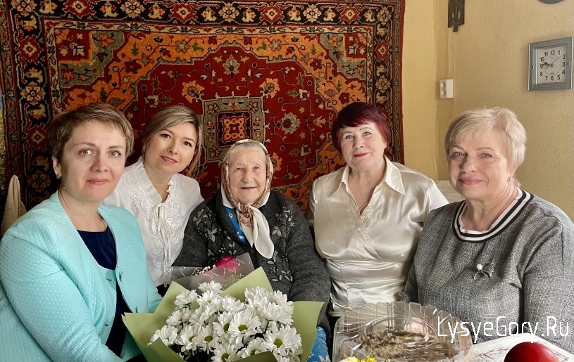 
В свой 96-й день рождения поздравления, цветы, подарки и безграничное уважение принимала жительниц