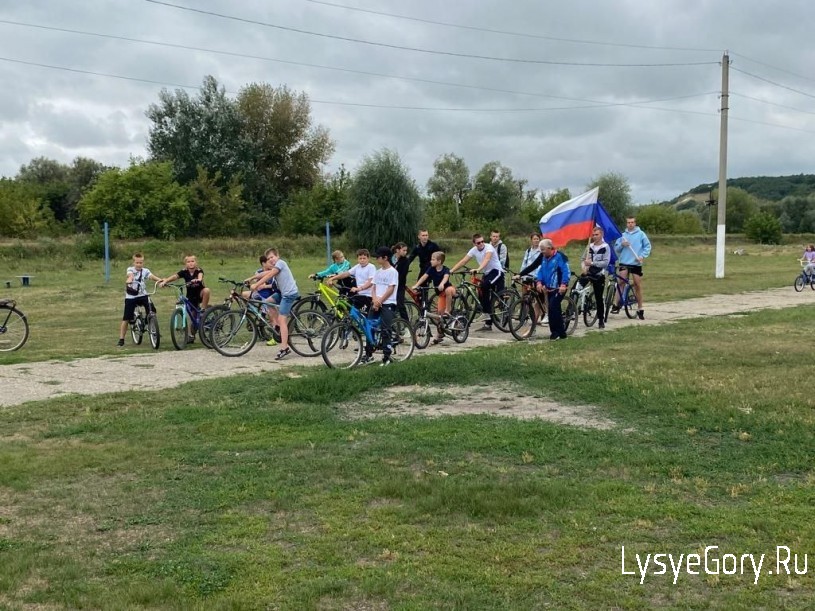 
В Лысых Горах прошел велопробег, посвященный Дню флага России
