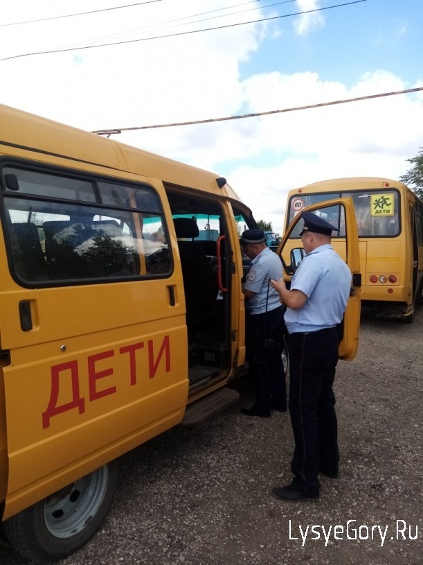 
​В Лысых Горах дорожные полицейские проконтролировали готовность школьных автобусов к новому учебн