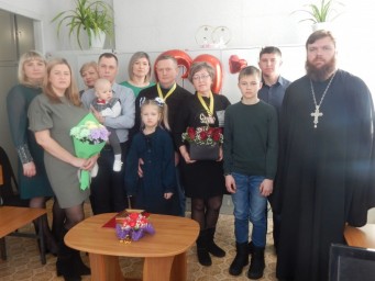 
​В отделе ЗАГС по Лысогорскому району состоялось торжественное чествование коралловых юбиляров Вла