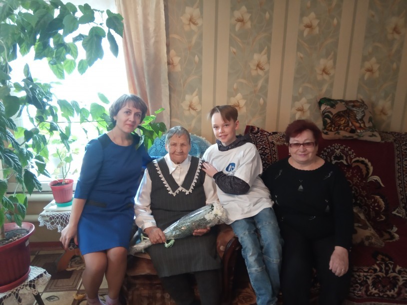 Сегодня волонтеры посетили труженика тыла Янюшкину Анну Васильевну