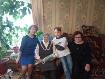 Сегодня волонтеры посетили труженика тыла Янюшкину Анну Васильевну