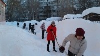 "Учитель года" вместе с коллегами лопатами чистит снег на улицах Саратова