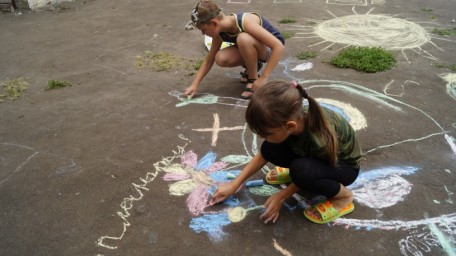 В Лысых Горах проведен конкурс детских рисунков на асфальте «Мир в наших руках»