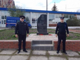 
В Лысых Горах полицейские возложили цветы к мемориалу участников в ликвидации аварии на Чернобыльс
