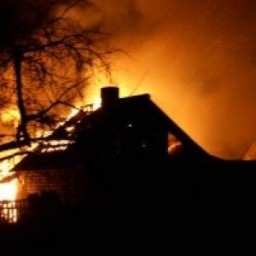 В Лысогорском районе произошло возгорание сарая и бани в селе Шереметьевка