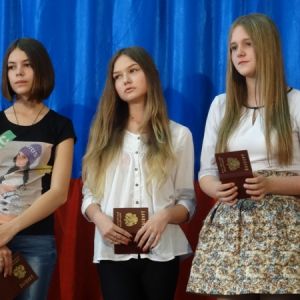 Лысогорским школьникам в канун Дня России вручили паспорта