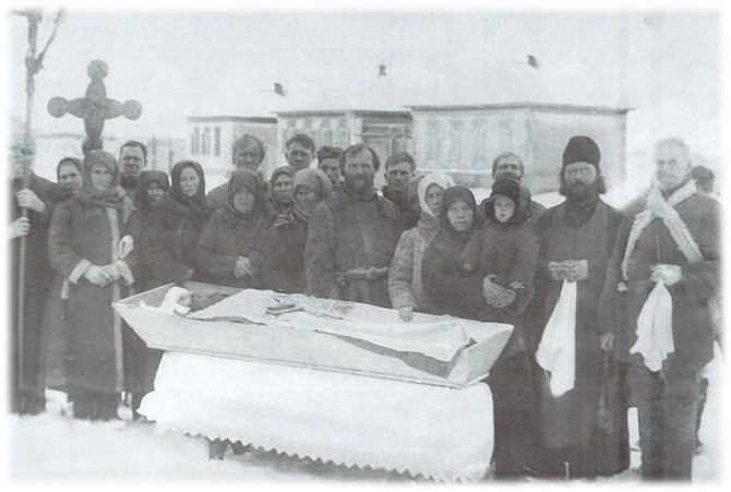 Протоиерей А.В. Перов с прихожанами храма свв. Космы и Дамиана с. Невежкино. Фото 1931 г.