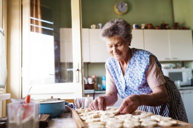 Режим самоизоляции для работающих пенсионеров Саратовской области в возрасте 65 лет и старше продлен