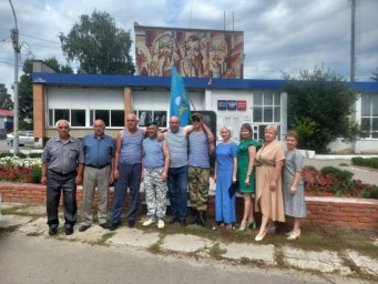 
В Лысых Горах прошел митинг к Дню Воздушно-десантных войск
