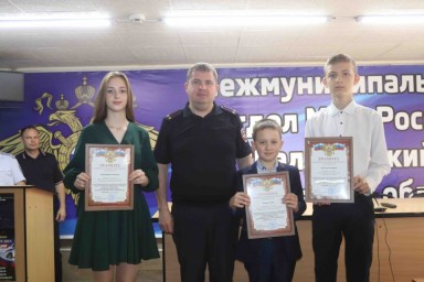 
В Калининске наградили победителей детского творческого конкурса «Полицейский Дядя Стёпа»
