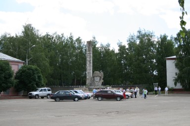 Площадь и памятник участникам ВОВ