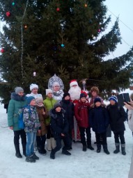 В районном центре состоялось мероприятие для детей, посвященное открытию центральной новогодней елки