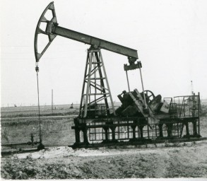 Нефтяная насосная башня в селе Уроцкое